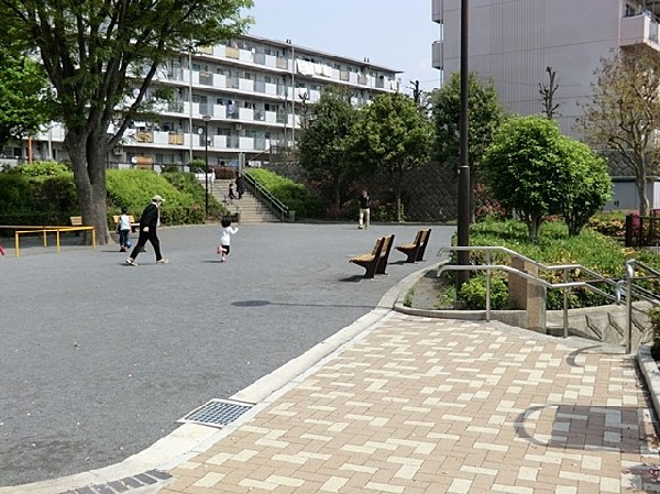周辺環境:谷津田原公園(アジサイや大きなケヤキが美しい公園で、地域のイベント等に利用されています。広場とブランコがあります。)
