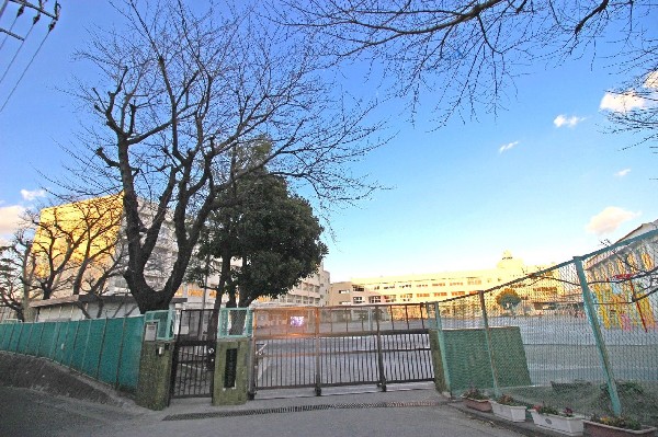 周辺環境:鴨居小学校(各学年2～3クラス、設立は明治7年の歴史ある小学校です。教育目標は「かもいのなかま一人じゃないよ」)