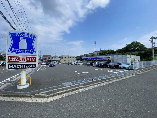 周辺環境:ローソン横浜鴨居町店(スイーツやホットスナックが人気のコンビニ。出来立ての揚げ物などを提供するまちかど厨房取扱店です。)