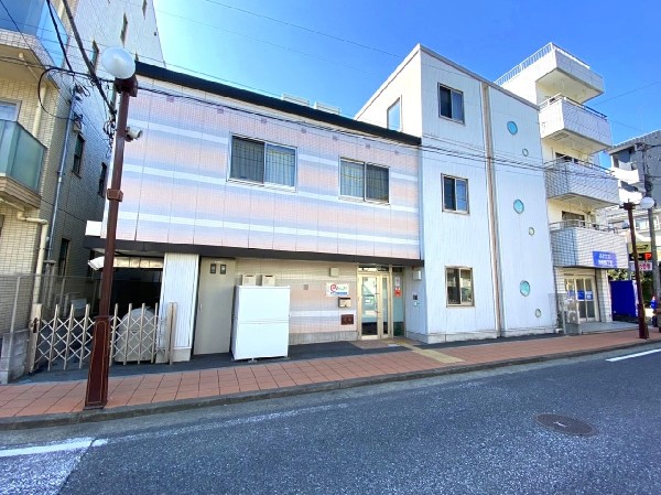 周辺環境:アイン松本町保育園(モンテッソーリ教育、自由保育、共育をコンセプトにした園。自由遊びの他、英語、体操、書道なども行います)