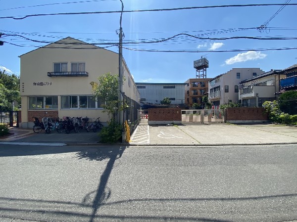 周辺環境:保育園こりす(レンガ調の可愛い建物の保育園。室内は木の温もりのある造りになっています。季節ごとの行事もたくさん  )