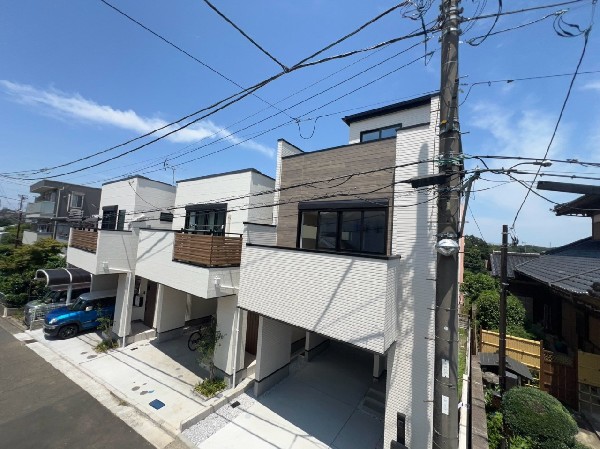 外観:緑に恵まれたエリアで、毎日のお散歩も気持ちよさそうです。自然に包まれた穏やかな暮らしができそうです。