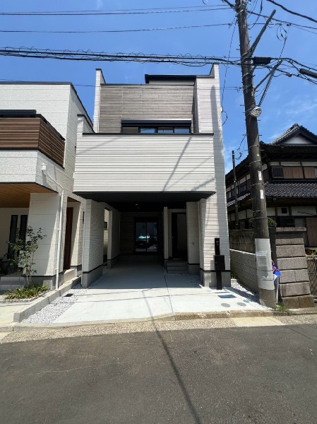 外観:前面道路は車通りの少ない道路。小さなお子様も安心です。お車の出し入れが苦手な方も駐車しやすそうです。