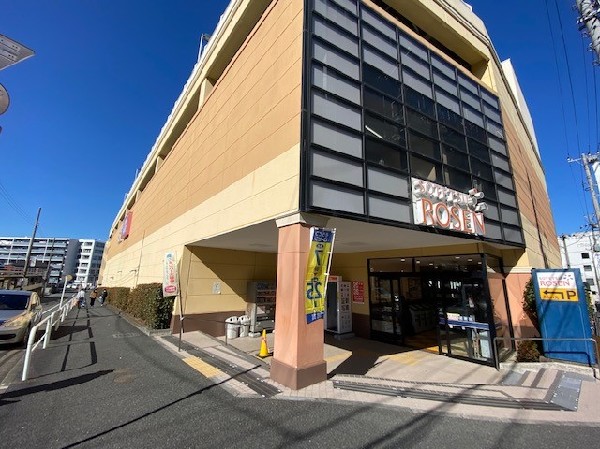 周辺環境:相鉄ローゼン十日市場店 (緑スポーツセンター(３つの体育館がありフットサル、バスケ、バレー、卓球等が可能。トレーニング室には各種筋トレ用マシン有。))