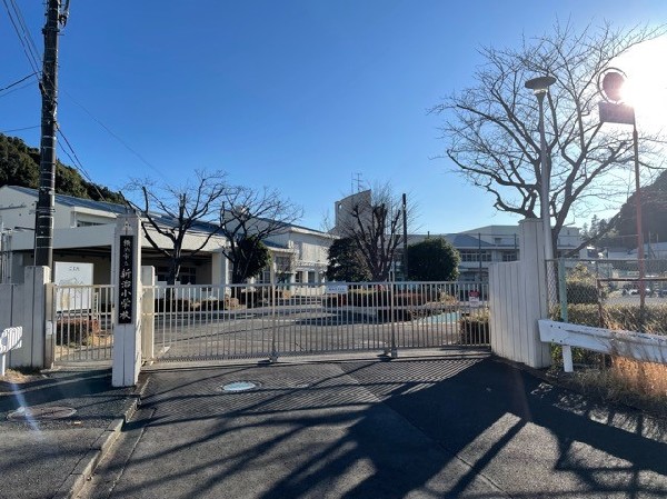 周辺環境:新治小学校(明治22年に創立された歴史ある小学校。令和2年に新校舎が完成、大規模修繕工事も行い綺麗な校舎。)