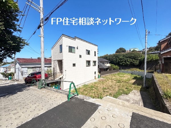 外観:前面道路は道幹線道路から入った通りのため、交通量も少なく、静かです。お子様がいても安心の住環境です。
