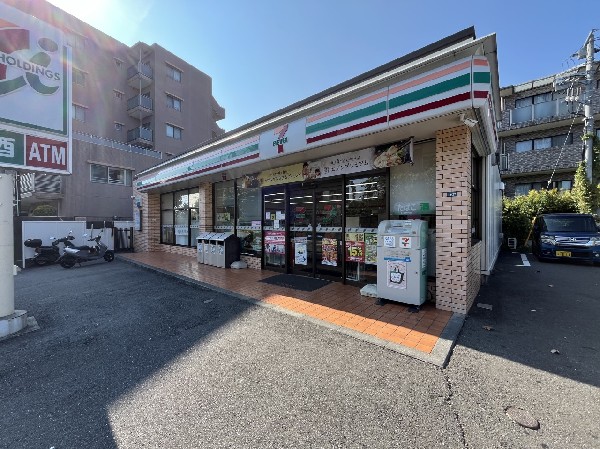 周辺環境:セブンイレブン横浜馬場5丁目(時間を問わず、幅広い品物が揃うコンビニ。駐車スペースも広く、お車でも安心して立ち寄る事が出来ます 。)