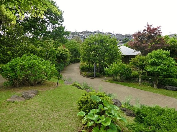 周辺環境:馬場花木園(豊かな緑に囲まれた、和風の風致公園です。桜や紅葉など、四季折々の花々と風情を楽しむことができます)