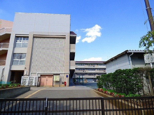 周辺環境:森の台小学校 (公園に隣接し、広々とした小学校。教育目標は、「自分大すき、友だち大すき、共に学ぶ子、実践する子」)
