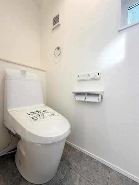 トイレは1階と2階に2カ所あります。朝の忙しい時間も慌てることなく使用できるので助かりますね。
