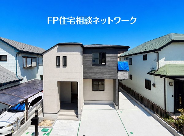 外観:閑静な住宅地に馴染む落ち着いた色合いの外観。長く愛着を持って住むからこそシンプルな色目に仕上げました