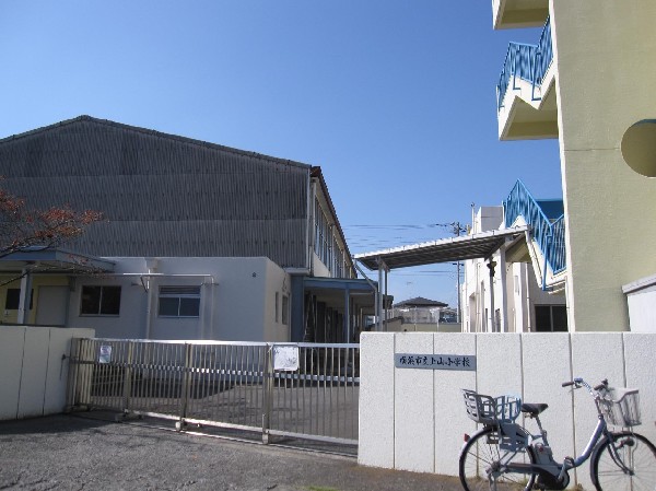 周辺環境:上山小学校(各学年2クラス程の小学校。教育目標は、「ここに学び　ここで遊ぶ　ここがふるさと　上山の子」です。)