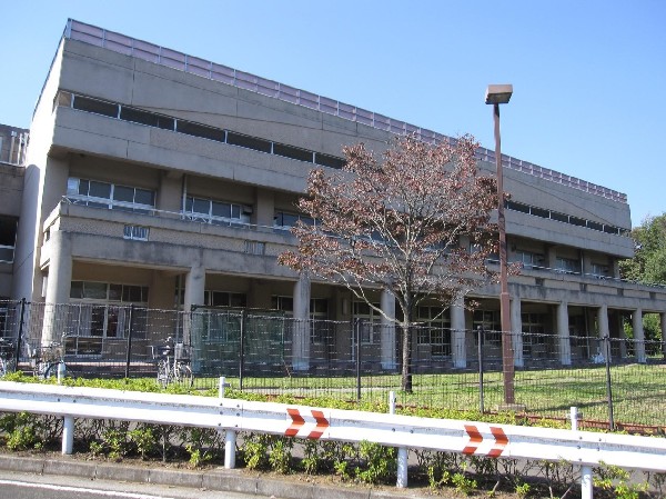 周辺環境:中山中学校(四季の森公園に隣接し、自然に恵まれている中学校。部活動が活発でバレー部やバスケ部は県大会レベルです。)
