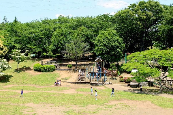 周辺環境:岸根公園(徒歩圏内にある自然豊かな大規模公園。園内には大型遊具や広い芝生広場などがありのびのび遊べます。)