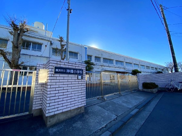 周辺環境:神橋小学校(「分かる授業」「楽しい授業」「達成感の持てる授業」を展開。子どもたちの粘り強く取り組む姿勢を育てます)