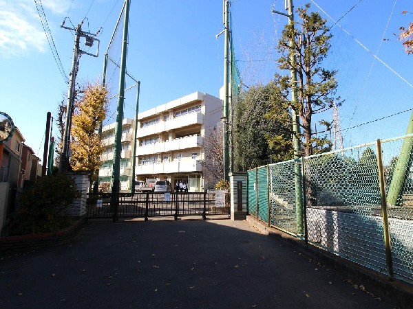 周辺環境:六角橋中学校(校庭が広く、部活動が活発です。柔道部、剣道部、水泳部、陸上部の強豪。吹奏楽部とパソコン部も好成績。)