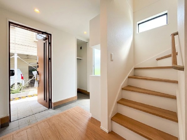 シューズインクローク付きで家族の履物が多くても安心。スッキリ収納し、いつでもきれいな玄関を保てます。