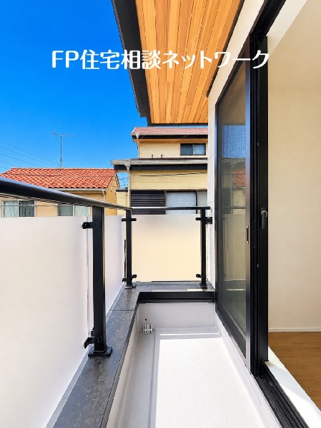 太陽の光と爽やかな風を受けたお洗濯物はあっという間に乾き、取りこむ時には太陽の匂いを感じられそうです