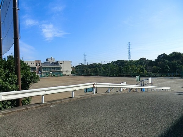 周辺環境:緑が丘中学校(部活動が盛んで全国大会へ出場する部活動もある。特に合唱は部活はもちろん全校生で活動している。)