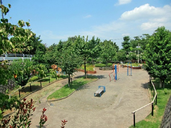 周辺環境:境之谷公園(高台にある自然豊かな公園。園内には室内アスレチックのこどもログハウスがあり、雨の日も安心して遊べます)