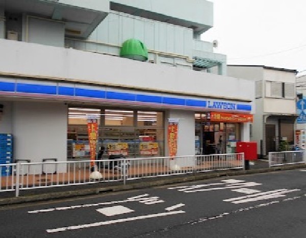 周辺環境:ローソン 横浜霞ヶ丘店(スイーツが人気のコンビニ。店内厨房で炊いたご飯や出来立て揚げ物を提供する、まちかど厨房取扱店です。)