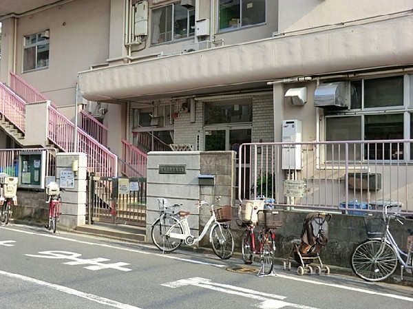 周辺環境:潮田保育園(家庭的で寛げる雰囲気の保育園。隣接する公園や園庭で土や砂を使って遊び、健康的な体作りをしています。)