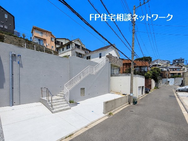 外観:前面道路は6ｍの公道です。交通量が少ないので運転が苦手な方も安心して車庫入れができそうですね。