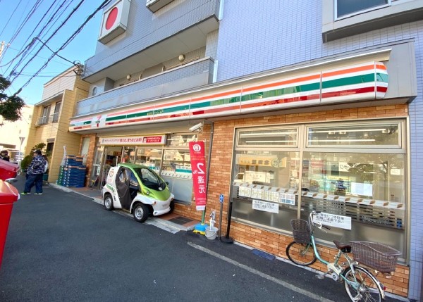 周辺環境:セブン-イレブン 横浜大口仲町店(近所にあるだけで便利なコンビニ。暮らしに便利なサービスはもちろん、オリジナル食品も魅力的ですね。)