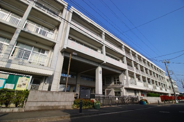 周辺環境:神奈川中学校(創立70年以上の歴史ある中学校。ブレザーの制服が人気です。陸上部や水泳部は強豪校で、全国クラス。)
