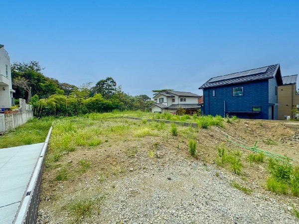 外観:第一種低層住居専用地域の良好な住環境が保たれたエリア。低層の一戸建てを中心とした街並みが整然と続き、周辺は高い建物が建っていないので、採光や開放性に恵まれ、空が広く緑の多い閑静な趣を感じる環境です。