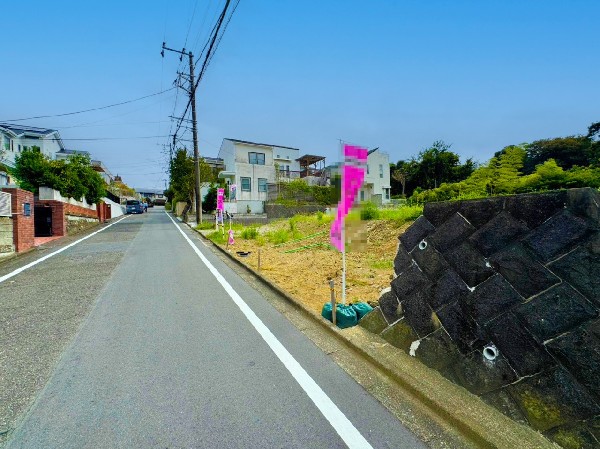 外観:前面道路は閑静な住宅地をはしる車通りの少ない道路。お車の出し入れが苦手な奥様や小さなお子様にも安心ですね。しっかり舗装もされているので、ベビーカーや自転車で通っても快適に通行できます。