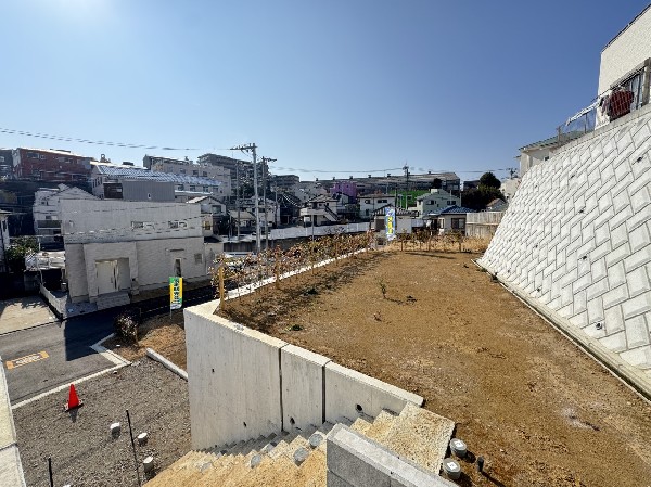 外観:閑静な住宅地で子育て家族にピッタリ。緑の潤いを感じながらホッと生活できそう。