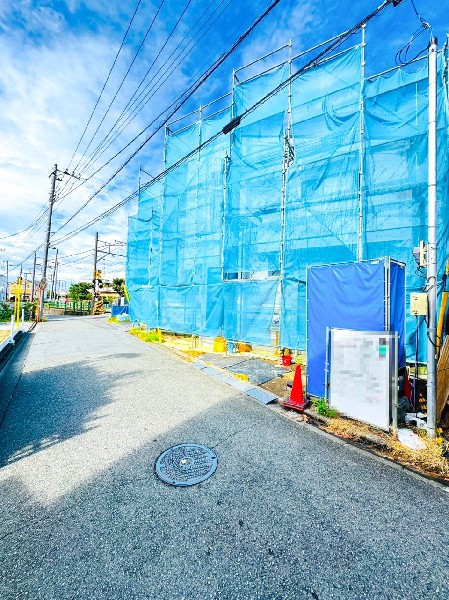 外観:前面道路は住宅地をはしる車通りの少ない道路。お車の出し入れが苦手な奥様や小さなお子様にも安心ですね。しっかり舗装もされているので、ベビーカーや自転車で通っても快適に通行できます。