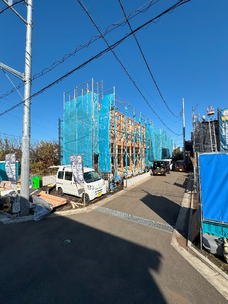 外観:前面道路は閑静な住宅地をはしる車通りの少ない道路。ベビーカーや自転車で通っても快適に通行できます。