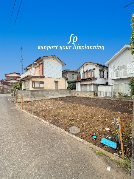 外観:前面道路は閑静な住宅地をはしる車通りの少ない道路。ベビーカーや自転車で通っても快適に通行できます。