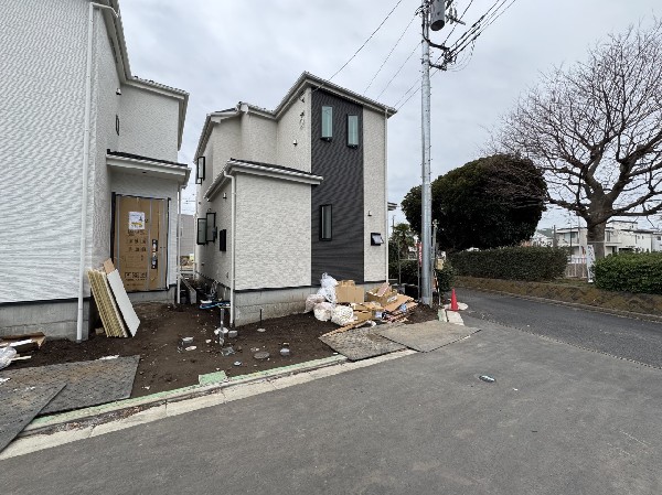 外観:第一種低層住居専用地域の良好な住環境が保たれたエリア。空が広く緑の多い閑静な趣を感じる環境です。