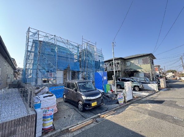 外観:前面道路は閑静な住宅地をはしる車通りの少ない道路。ベビーカーや自転車で通っても快適に通行できます。