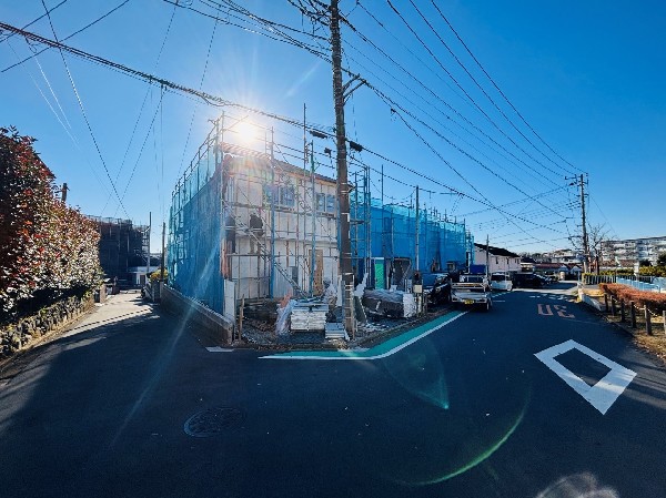 外観:前面道路は閑静な住宅地をはしる車通りの少ない道路。ベビーカーや自転車で通っても快適に通行できます。