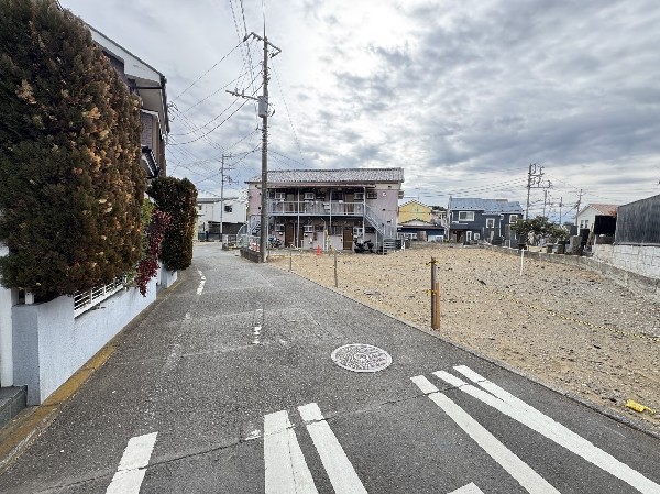 外観:前面道路は閑静な住宅地をはしる車通りの少ない道路。ベビーカーや自転車で通っても快適に通行できます。