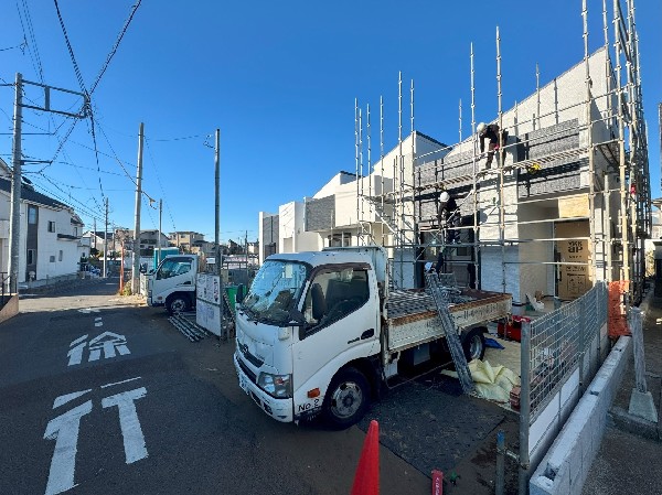 外観:前面道路は閑静な住宅地をはしる車通りの少ない道路。ベビーカーや自転車で通っても快適に通行できます。