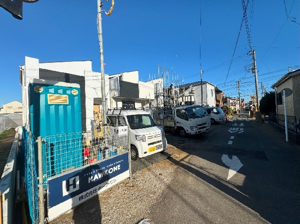 外観:前面道路は閑静な住宅地をはしる車通りの少ない道路。ベビーカーや自転車で通っても快適に通行できます。