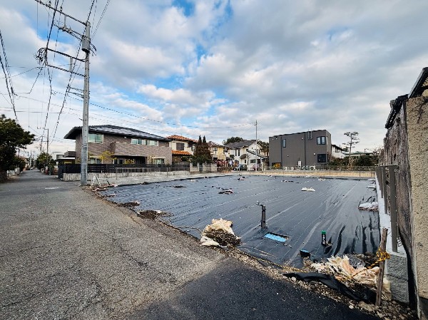 外観:前面道路は閑静な住宅地をはしる車通りの少ない道路。お車の出し入れが苦手な奥様や小さなお子様にも安心。