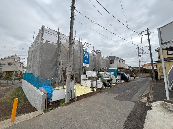 外観:前面道路は閑静な住宅地をはしる車通りの少ない道路。ベビーカーや自転車で通っても快適に通行できます。