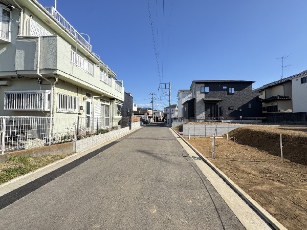 外観:前面道路は閑静な住宅地をはしる車通りの少ない道路。ベビーカーや自転車で通っても快適に通行できます。