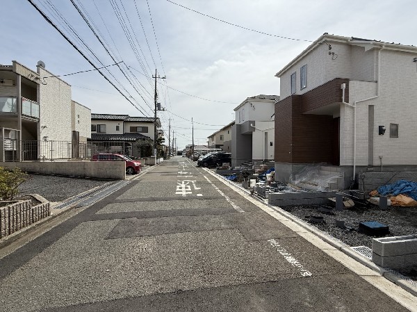 外観:前面道路は閑静な住宅地をはしる車通りの少ない道路。ベビーカーや自転車で通っても快適に通行できます。