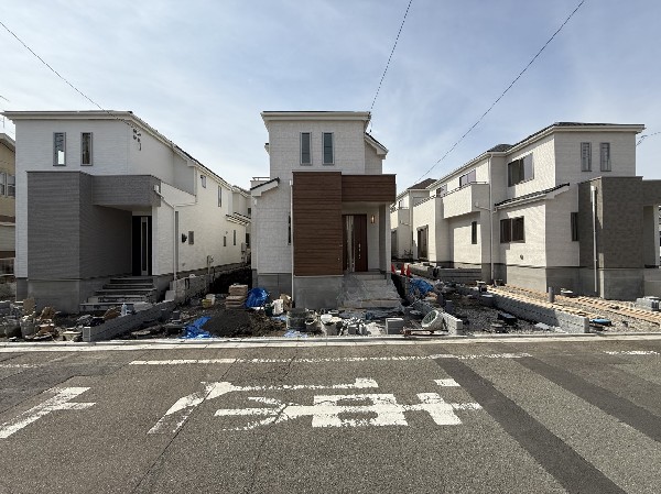 外観:閑静な住宅地に馴染む落ち着いた色合いの外観。外壁は耐久性・防汚性に優れたサイディング材を使用！