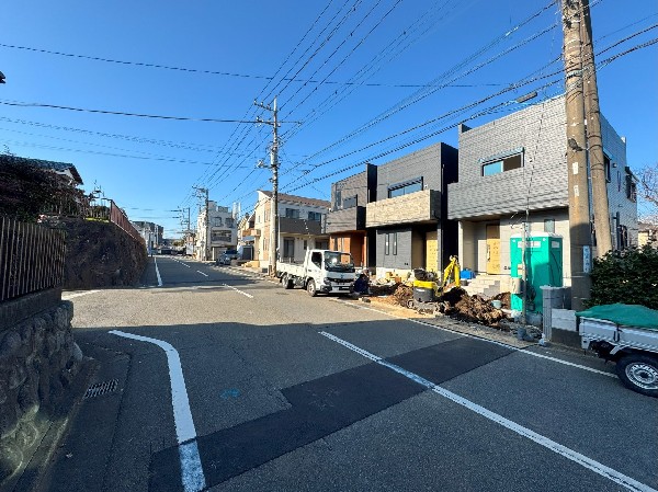 外観:前面道路は閑静な住宅地をはしる車通りの少ない道路。ベビーカーや自転車で通っても快適に通行できます。