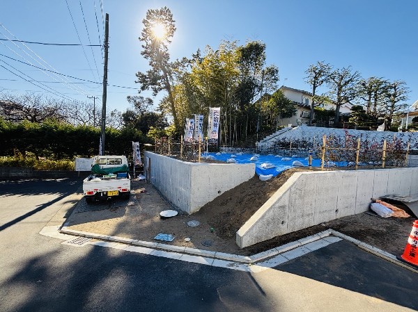 外観:第一種低層住居専用地域の良好な住環境が保たれたエリア。空が広く緑の多い閑静な趣を感じる環境です。