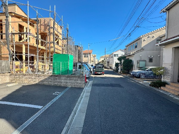 外観:第一種低層住居専用地域の良好な住環境が保たれたエリア。空が広く緑の多い閑静な趣を感じる環境です。