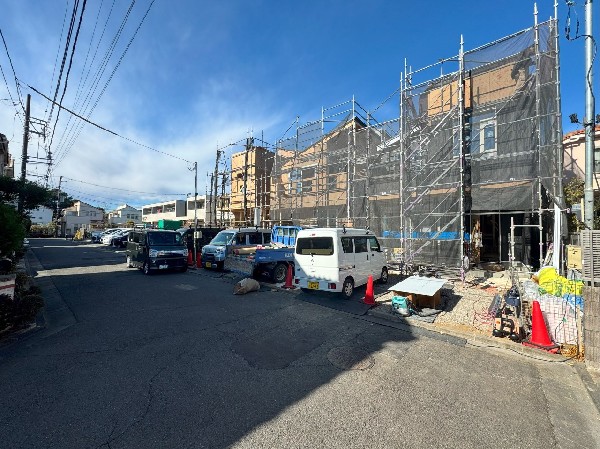 外観:前面道路は閑静な住宅地をはしる車通りの少ない道路。ベビーカーや自転車で通っても快適に通行できます。